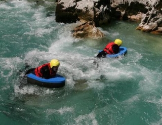  Entrenamiento de natación en aguas brava 